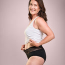 Frau trägt Inkontinenz Panty Medium Black und lächelt.