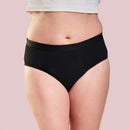 Frau trägt schwarze Periodenunterwäsche Inkontinenz-Panty-Strong.