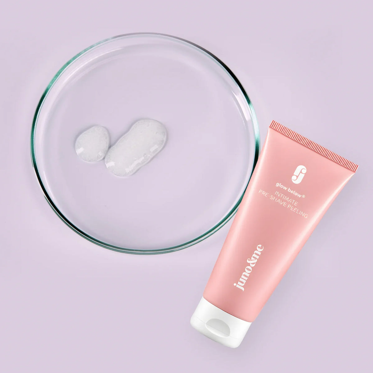 Intimate Pre-Shave Peeling und Peeling-Textur in einer Glasschale, juno&me