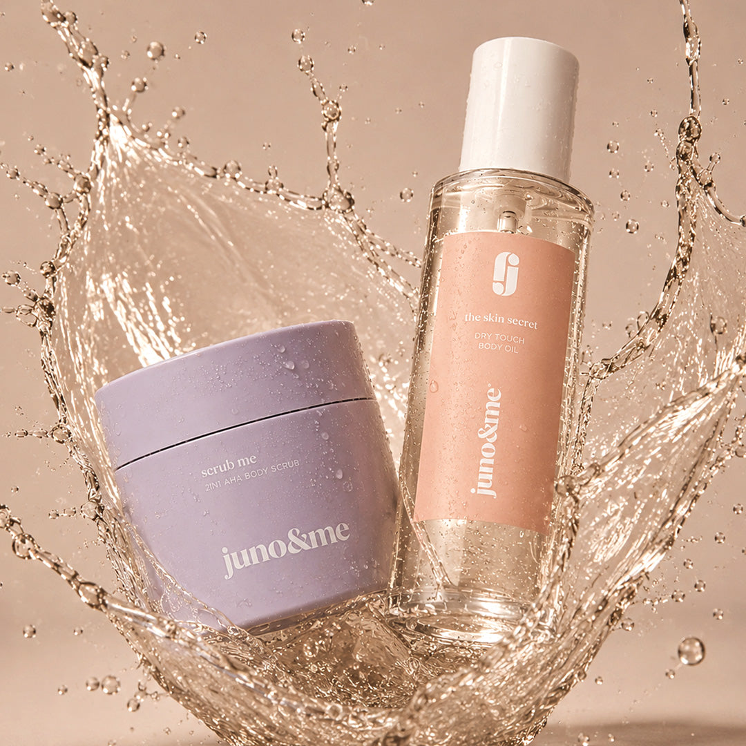 Touch Me Duo im Wasserspritzer: Tiegel des 2in1 AHA Body Scrub und Flasche Dry Touch Body Oil, juno&me