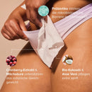 Frau verwendet ein weißes Tuch im Intimbereich, umgeben von Text zum Produkt.
