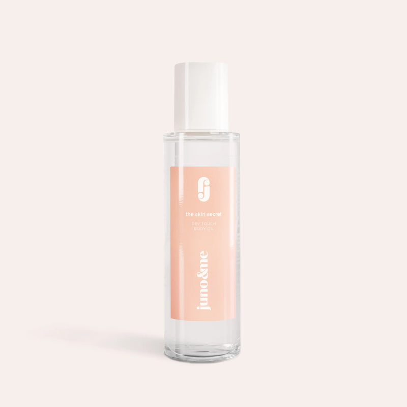 Dry-Touch-Body-Oil steht vor neutralem Hintergrund.
