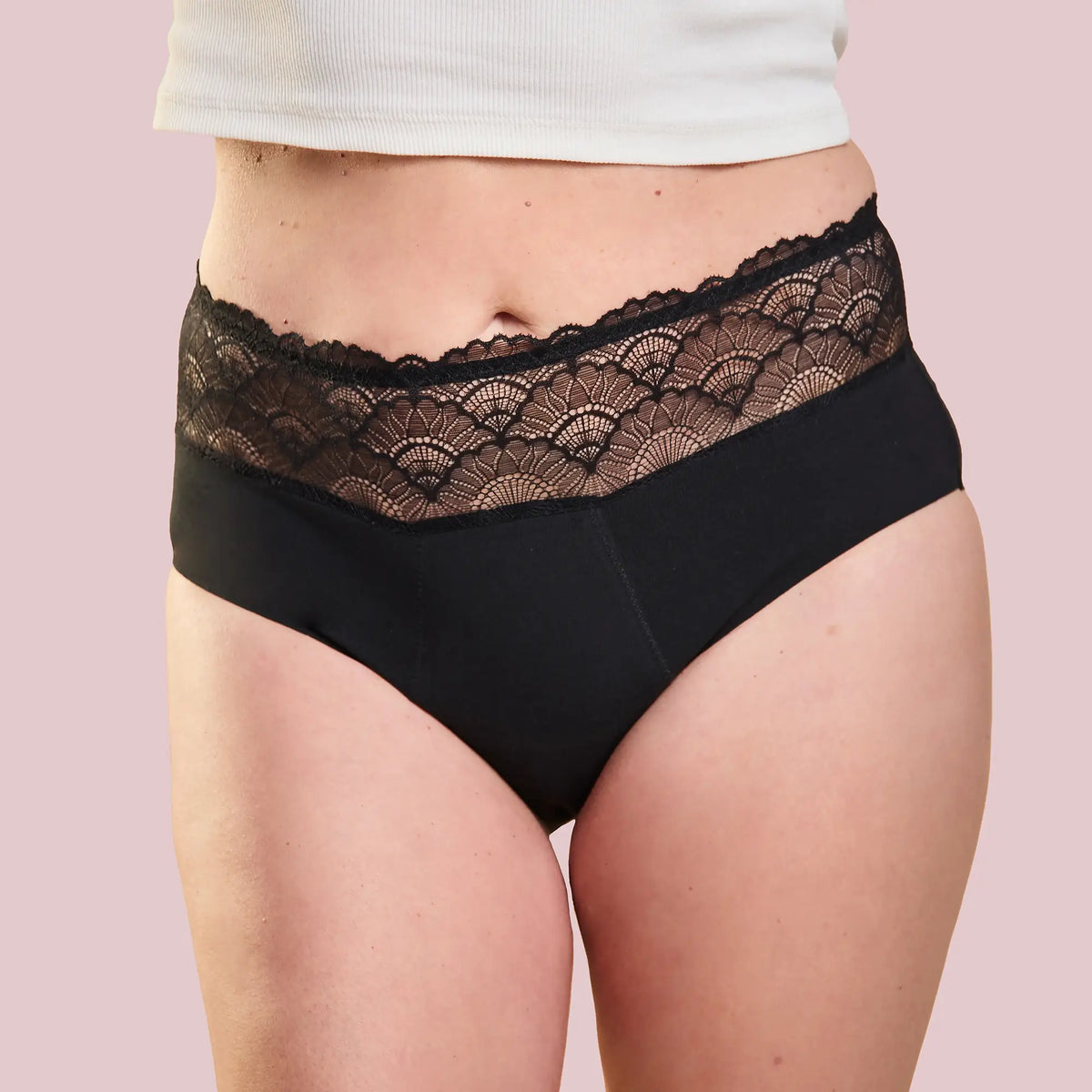Frau trägt Inkontinenz Panty Medium Black.
