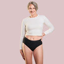 Frau trägt schwarze Periodenunterwäsche Inkontinenz-Panty-Strong mit sportlichem Oberteil.