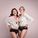 Zwei Frauen tragen Inkontinenz Panties black Duo, stehen beieinander und lächeln.