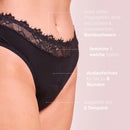Frau trägt schwarze Periodenunterwäsche Cheeky Lace, daneben stehen dazugehörige Informationen.