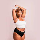 Frau trägt schwarze Periodenunterwäsche Seamless-Day-and-Night mit sportlichem Oberteil.