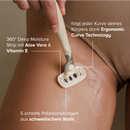 Eine Frau rasiert ihr Bein mit dem feuchtigkeitsspendenden Rasierer.