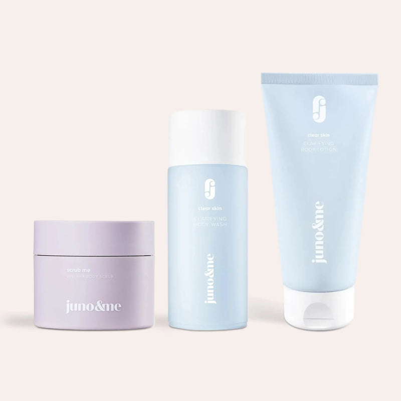 Clarifying Body Trio von juno&me: 2in1 AHA Body Scrub, Clarifying Body Wash und Clarifying Body Lotion nebeneinander