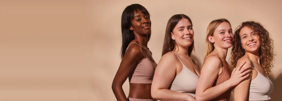 Vier lachende Frauen in nudefarbener Unterwäsche, Teambild juno&me Karriere