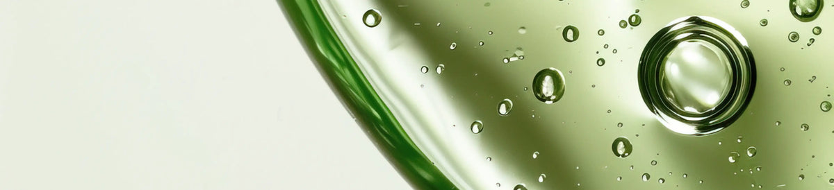 Grüne Flüssigkeit mit Luftblasen, präsentiert sich auf einem weissen Hintergrund.
