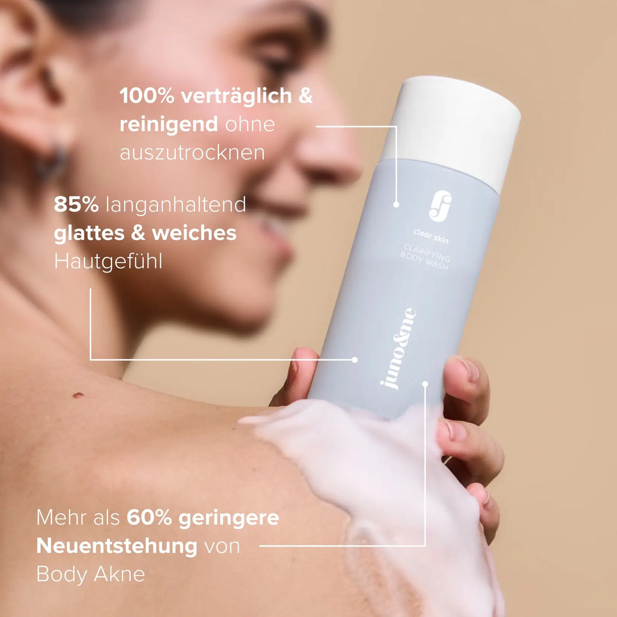 Frau schäumt den Clarifying Body Wash auf der Schulter auf, mit Ergebnissen der Anwenderstudie