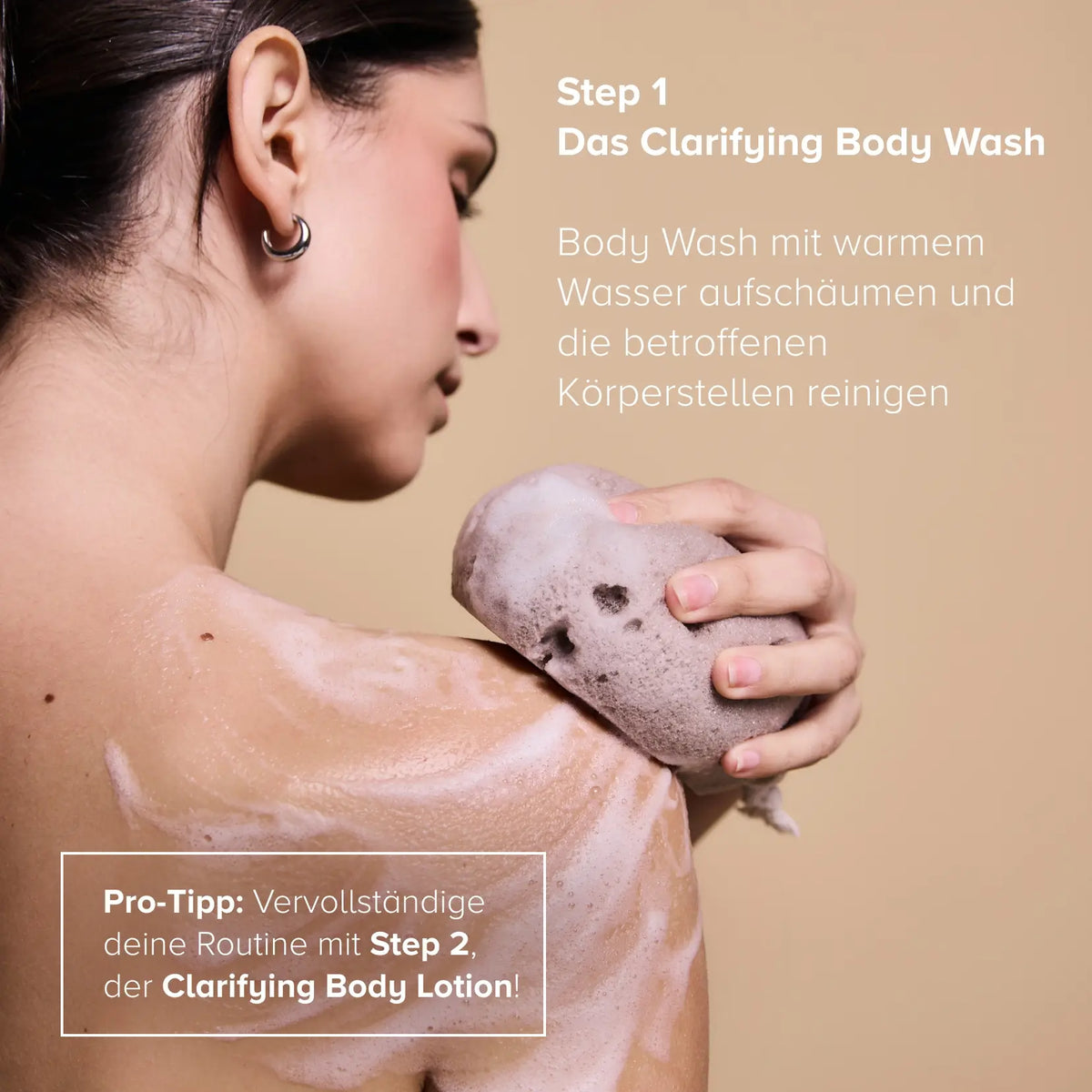 Anwendung Step 1: Frau reinigt die Schulter mit dem Clarifying Body Wash und einem Schwamm