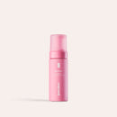 Rosa Intimate-Cleansing-Foam steht vor neutralem Hintergrund.
