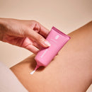 Rosafarbene Intimate-Prebiotic-Cream wird auf die Haut aufgetragen.