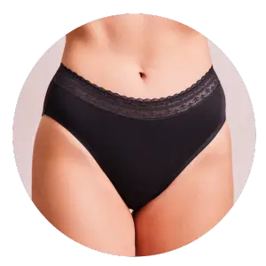 Schwarzer Period-Panties mit Spitze, getragen vor neutralem Hintergrund.