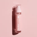Dekolleté Serum mit Hyaluron von juno&me vor rosa Hintergrund