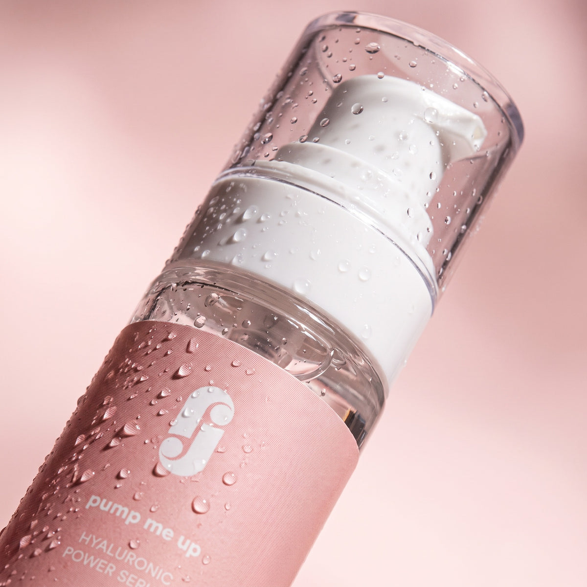 Close-up of the Décolleté Serum pump with water droplets