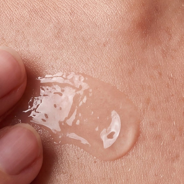 Fourfold hyaluronic complex binds moisture